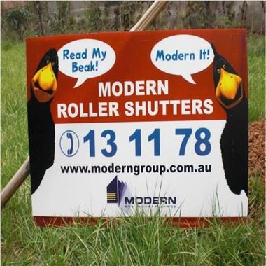 Plastové nápisy vonku